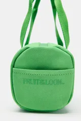 Bolso tipo mini bowling Fruit of the Loom x Zara en color verde, con formato cilíndrico, doble asa de mano, bolsillos exteriores laterales y cierre de cremallera.