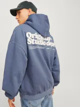 Canguro azul con capucha, manga larga, fit oversize y logo pequeño estampado en el pecho.