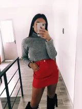 Minifalda roja de bengalina con cierre y botón.