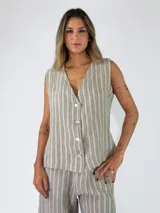 Chaleco de lino beige con diseño a rayas verticales, cuello en V y cierre frontal con botones nacarados.
