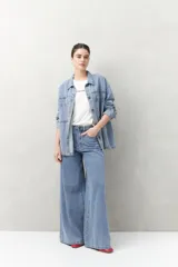 Jean de tiro alto, color negro lavado, con calce ultra wide leg y silueta amplia desde la cadera hasta el bajo.