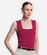 Top de punto color fucsia, ajustado al cuerpo, con escote cuadrado y breteles anchos.