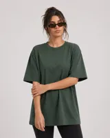 Remerón de corte oversize color verde oscuro, con cuello redondo y mangas cortas, confeccionado en algodón.