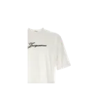 Remera Jacquemus de cuello redondo y manga corta, color blanco, con el logo bordado en negro en el pecho.