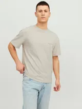 Camiseta de manga corta y cuello redondo con calce relajado. Presenta un diseño minimalista con un pequeño estampado tipográfico en el pecho.