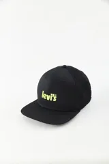 Gorra negra de algodón con logo de Levi's bordado en amarillo flúor en el frente.