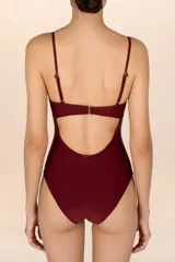 Traje de baño entero color bordó, con breteles finos y escote corazón.