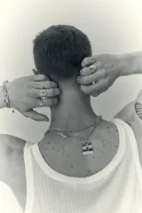 Collar dorado con cadena de eslabones y dije rectangular con abertura.