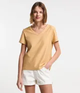 Blusa de algodón de manga corta y cuello en V, de diseño liso en color tostado.