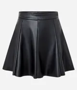 Short pollera evasê de cuero sintético negro, con trabillas en la cintura y frisos delanteros.