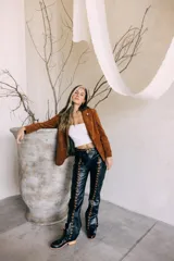 Blazer marrón de gamuza con cuello solapa, cierre con un botón y corte clásico.