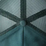 Gorra de gabardina verde con paneles de malla en los laterales y logo Rivvia bordado en rosa en el frente.