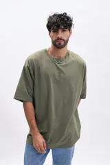 Remera verde militar de corte holgado con cuello redondo y mangas cortas. Estampa frontal con texto vertical en japonés y un dragón.