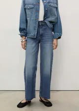Jeans de tiro alto con diseño culotte, confeccionados en tejido de algodón con un toque de elastano. Presentan un acabado de lavado clásico, cierre de cremallera con botón, trabillas para cinturón y bajo deshilachado.