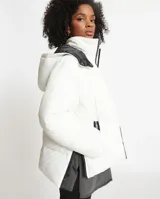 Campera puffer negra con detalles en verde flúor.