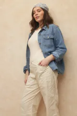 Pantalón negro de corte recto, con bolsillos laterales y recortes tipo cargo.