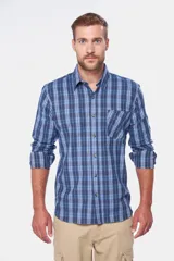 Camisa de manga larga con estampado de cuadros en tonos azules, cuello clásico, cierre frontal con botones y bolsillo en el pecho.