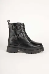 Borcegos negros de caña baja en símil cuero, con apliques de hebillas metálicas y cierre lateral. Plataforma de 5cm de alto.