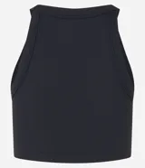 Blusa tipo crop top color verde oliva, confeccionada en tejido rib acanalado, con cuello halter y diseño sin mangas.