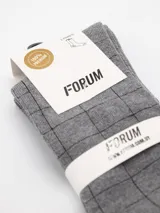 Pack de dos pares de medias de vestir grises, con diseño de cuadros oscuros.