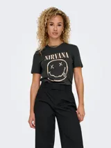 Remera de algodón con cuello redondo y mangas cortas. Presenta un estampado frontal con el logo y el icónico diseño de la banda Nirvana en tonos desgastados.