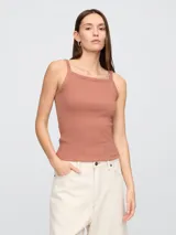 Musculosa de tejido acanalado en color salmón, con escote cuadrado y breteles finos.