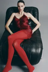 Vestido corto color rojo oscuro (vino) con escote en V pronunciado y tirantes finos. Presenta un diseño con flecos o tiras superpuestas que caen verticalmente y terminación en encaje festoneado en el ruedo y el escote.