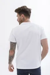 Remera azul marino de manga corta con pequeño estampado en el pecho.