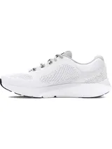Championes de running Under Armour modelo Charged Rogue 4, color blanco con logo negro en el lateral. Presentan una parte superior de malla técnica transpirable, plantilla Deluxe Comfort System y entresuela Charged Cushioning para mayor amortiguación y respuesta.