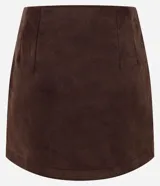 Short pollera de diseño corto confeccionado en gamuza sintética (suede) de tacto suave. Presenta cintura fija, cierre lateral y una pequeña abertura en el ruedo.
