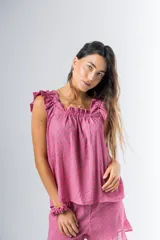 Pijama de algodón estampado, compuesto por una musculosa con escote recto fruncido y breteles con volados, y un short con cintura elástica y terminación con volado en el ruedo.