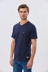 Remera básica azul marino de manga corta, con escote en V, calce cómodo y detalle de logo bordado en el pecho.