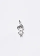 Dije con forma de niño, elaborado en plata 925 con detalles labrados en la vestimenta.