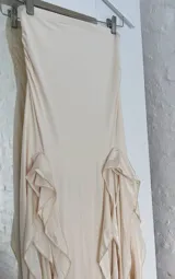 Minifalda color crudo con volados y cintura elastizada.