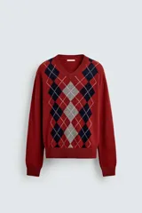 Jersey de lana con cuello en pico y manga larga, con diseño de rombos en tonos rojo, azul marino y gris. Presenta terminaciones en rib en puños y cintura.