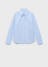 Camisa de corte entallado confeccionada en popelín de algodón con elastano. Presenta cuello camisero clásico, cierre frontal con botones y mangas largas con puños abotonados.