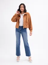 Campera bomber de gamuza sintética color marrón, con cierre frontal, cuello alto y bolsillos frontales con cierre.