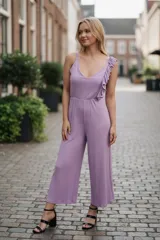 Mono largo de tejido morley color lila, con escote en V, un bretel fino y detalle de volado asimétrico en el hombro, con piernas de corte ancho tipo palazzo.