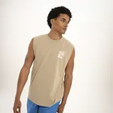 Musculosa marrón con estampado de palmera y texto "Pulau" en el pecho.