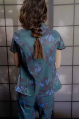 Top de tafeta elastizada con estampado floral, cuello mao con ribete en contraste, mangas cortas y cierre frontal cruzado con botones a la vista.