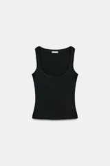 Musculosa de algodón fit entallado con escote redondo y diseño liso.