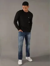 Sweater de punto negro con cuello redondo y logo de la marca bordado en el pecho.