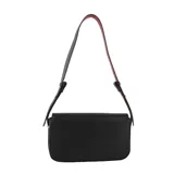 Cartera tipo bandolera de cuero sintético negro, con solapa frontal y broche metálico decorativo en forma de labios. Cuenta con una correa larga regulable con interior en color rojo.