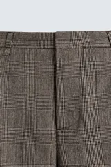 Pantalón de corte relajado con diseño de cuadros, confeccionado en tejido con lana. Presenta cintura con pliegues frontales, bolsillos laterales y bolsillos traseros de vivo, con cierre frontal de cremallera y gancho metálico oculto.