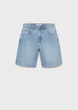Short vaquero de tiro medio con cinco bolsillos, trabillas para cinto, cierre frontal con cremallera y botón, diseño recto y bajo deshilachado.