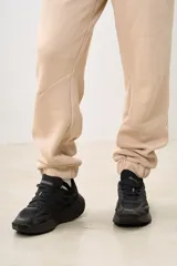 Pantalón de jogging color beige, con cintura elástica ajustable con cordón, bolsillos laterales y corte holgado.