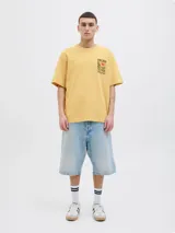 Remera color crema con estampado de flor y texto 'Super Natural' en la espalda.