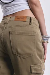 Pantalón cargo tipo babucha de denim en color verde militar, con bolsillos laterales con solapa y puños elásticos en los tobillos.