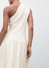 Vestido largo de diseño asimétrico con un solo hombro, confeccionado en tejido combinado de poliamida y viscosa. Presenta un corte ajustado en el torso con detalle fruncido en el hombro y una falda fluida con caída suave.