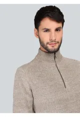 Sweater de punto con cuello alto y cierre frontal parcial, de manga larga con puños y ruedo acanalados.